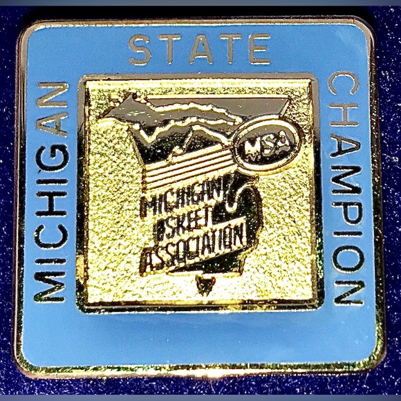 Vintage 1994 Gold Tone Blue Enameled MSA Michigan State Champion LAPEL PIN Badge - Picture 4 of 4